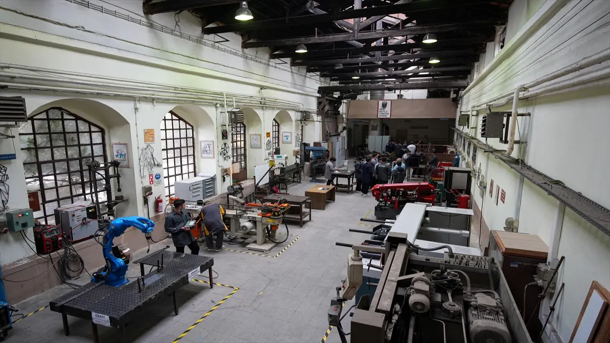 İzmir’in köklü meslek lisesi 158 yıldır sanayiye nitelikli eleman yetiştiriyor