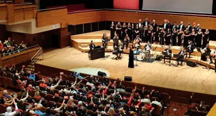 İzmir’de Cumhuriyet coşkusu Olten Band konseriyle yaşandı