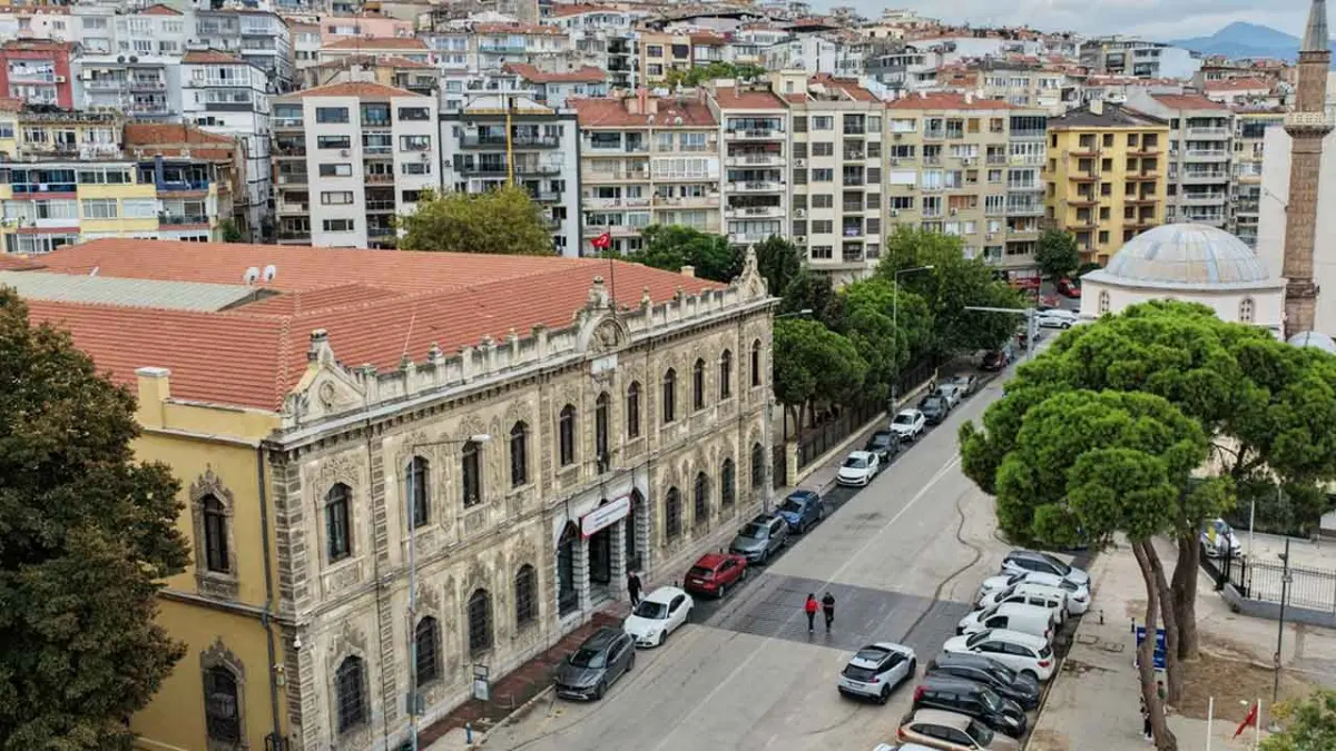 İzmir’in köklü meslek lisesi 158 yıldır sanayiye nitelikli eleman yetiştiriyor ön kapak görseli