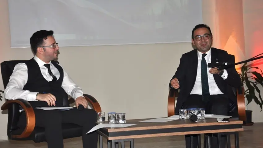 Kiraz Kaymakamı, DEÜ’lü öğrencilerle bir arada haberinin görseli