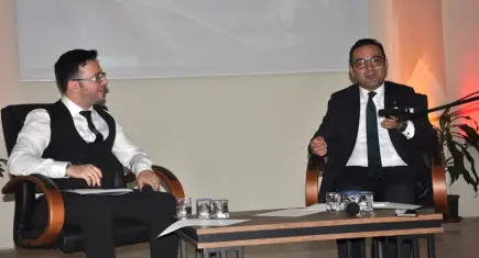 Kiraz Kaymakamı, DEÜ’lü öğrencilerle bir arada