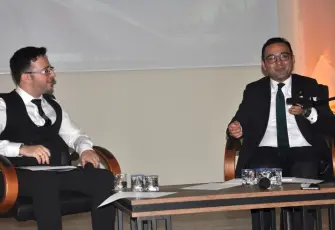 Kiraz Kaymakamı, DEÜ’lü öğrencilerle bir arada