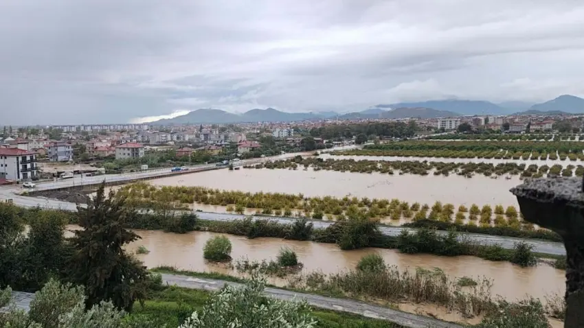 Muğla’da sağanak kabusu! Bodrum ve Dalaman'da dereler taştı, ev ve iş yerlerini su bastı - Fotoğraf 2