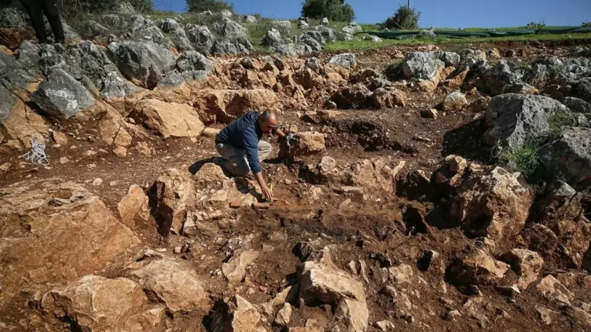 Antik tiyatronun oturma alanında şaşırtan buluntu: 2 bin yıllık mezar ortaya çıktı! - Fotoğraf 2
