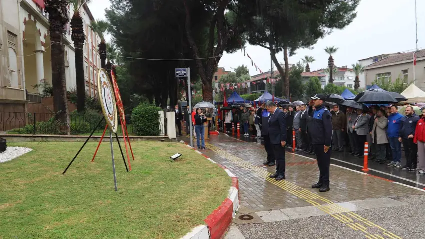 Bayındır’da Cumhuriyet coşkusu yağmura rağmen başladı - Fotoğraf 1