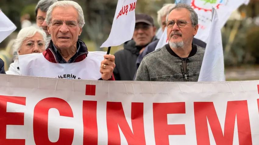 İzmir’de emeklilerden 40. hafta eylemi: İnsanca yaşam bir müjde değil, haktır - Fotoğraf 2