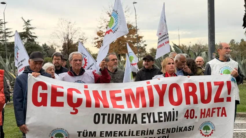 İzmir’de emeklilerden 40. hafta eylemi: İnsanca yaşam bir müjde değil, haktır - Fotoğraf 4