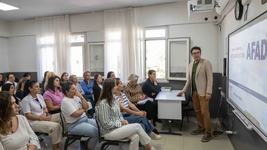 Bornova Belediyesi’nden öğretmenlere temel afet bilinci eğitimi - Fotoğraf 1