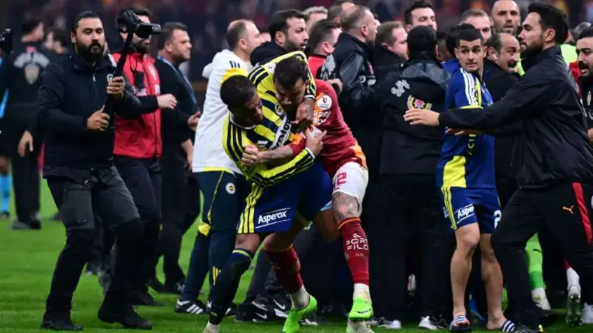 Galatasaray-Fenerbahçe derbisinin PFDK sevkleri açıklandı! Abdülkerim Bardakcı ve Archie Brown kaç maç ceza alacak? - Fotoğraf 2