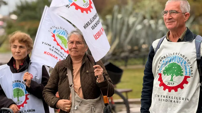 İzmir’de emeklilerden 40. hafta eylemi: İnsanca yaşam bir müjde değil, haktır - Fotoğraf 1