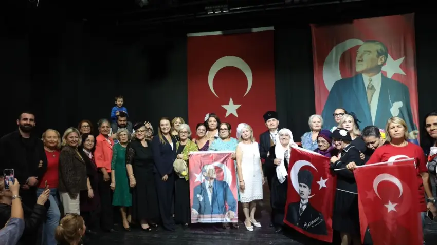 Konak’ın çınarlarından Cumhuriyet’in 103’üncü yılına unutulmaz gösteri - Fotoğraf 3