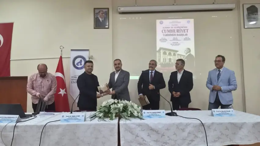 Akademisyenler Cumhuriyet’in kuruluş sürecini Ege Üniversitesi’nde değerlendirdi - Fotoğraf 2