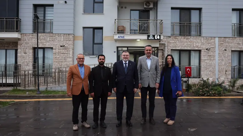 AK Parti Bayraklı’dan 20 mahallede eş zamanlı ziyaret: 150 yeni üye
