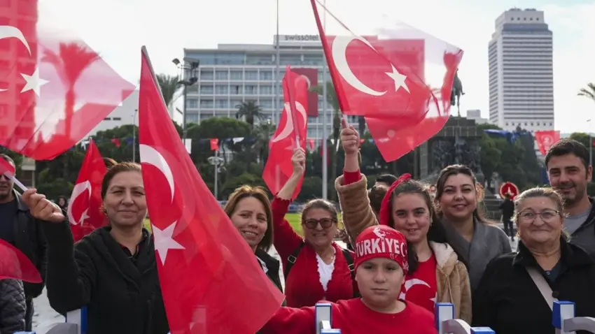 İzmir dahil 5 ilde Cumhuriyet Bayramı coşkusu yaşandı haberinin görseli