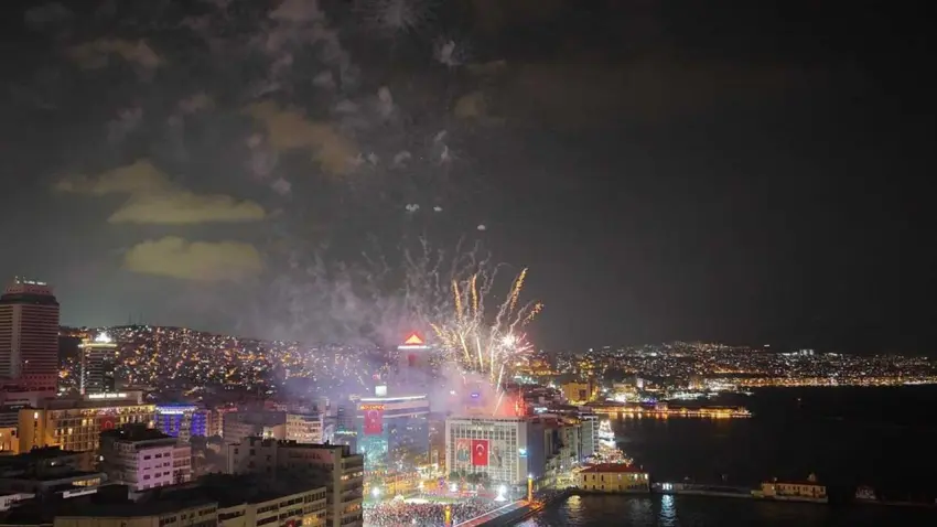 İzmir’de Cumhuriyet coşkusu: Bin dron, fener alayı ve Ceza konseri - Fotoğraf 1