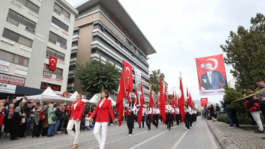 Karşıyaka’da Cumhuriyet’in 103. yılı 7’den 77’ye coşkuyla kutlandı haberinin görseli