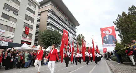 Karşıyaka’da Cumhuriyet’in 103. yılı 7’den 77’ye coşkuyla kutlandı