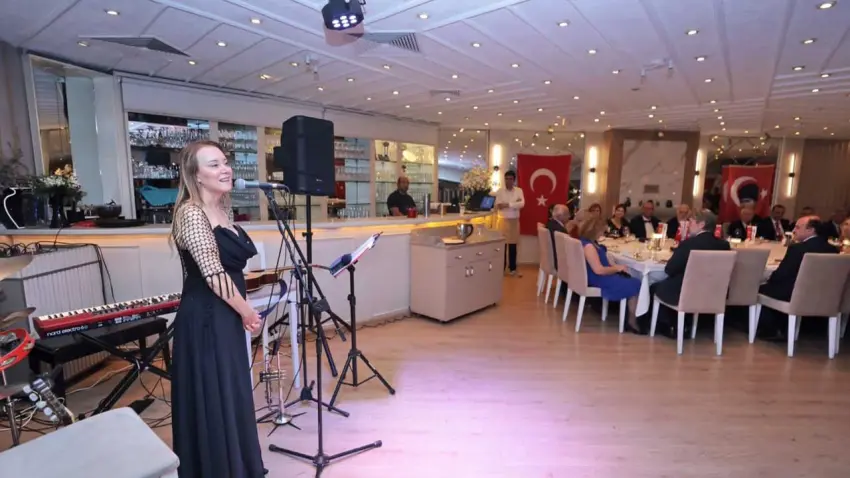 Konak’ta Cumhuriyet coşkusu çocukların geleceği için dayanışmaya dönüştü - Fotoğraf 1