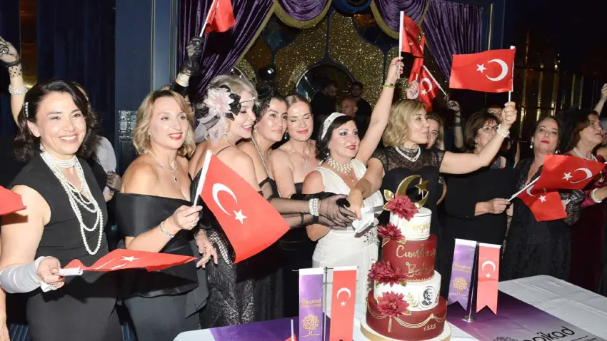 EGİKAD’dan Cumhuriyet’in 103. yılına özel nostaljik gece - Fotoğraf 1