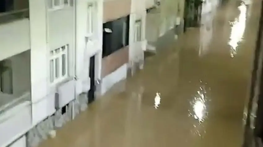 Türkiye kuvvetli sağanağa teslim: Kıyı Ege ve Akdeniz’i sel bastı - Fotoğraf 2