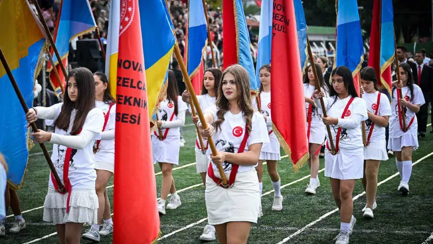 Bornova’da Cumhuriyet’in 103. yılı binlerce kişinin katılımıyla kutlandı - Fotoğraf 1
