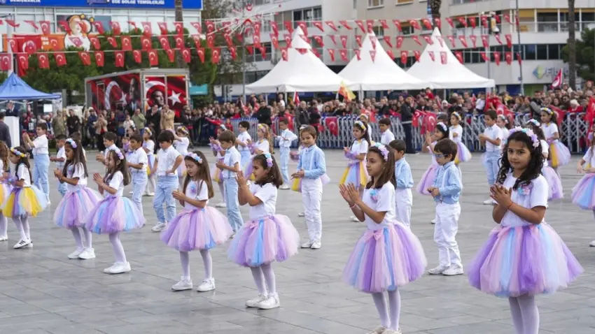 İzmir dahil 5 ilde Cumhuriyet Bayramı coşkusu yaşandı - Fotoğraf 1