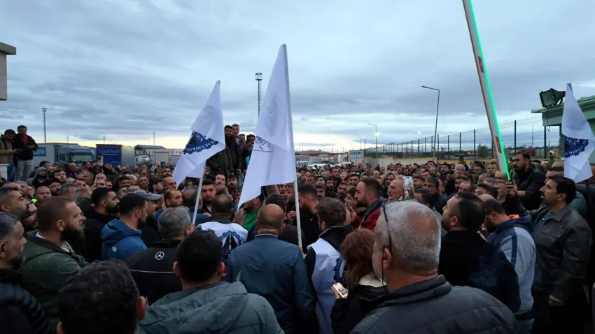 TIR şoförleri sınır kapılarında kontak kapattı: Schengen vizesi krizine Türkiye’den diplomatik müdahale - Fotoğraf 1