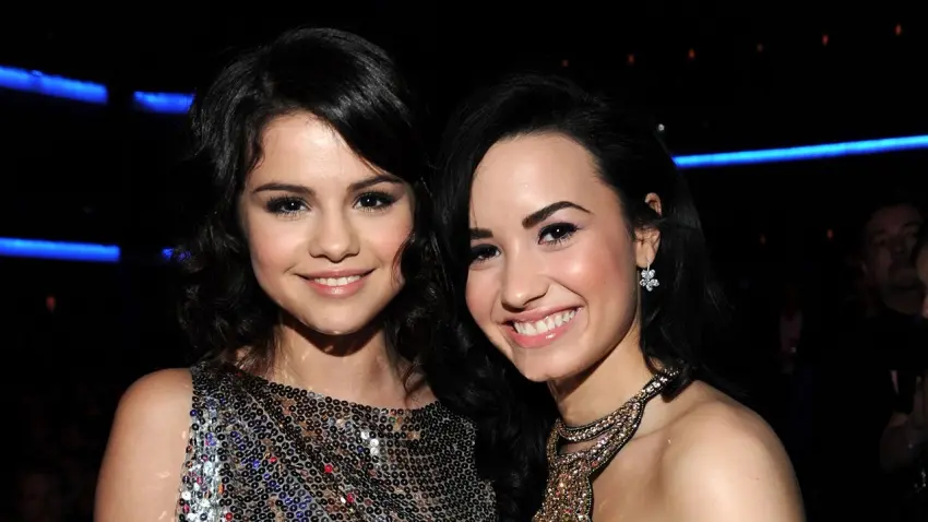 Selena Gomez ve Demi Lovato yıllar sonra buluştu! 17 yıl önceki pozlarını yeniden canlandırdılar - Fotoğraf 5