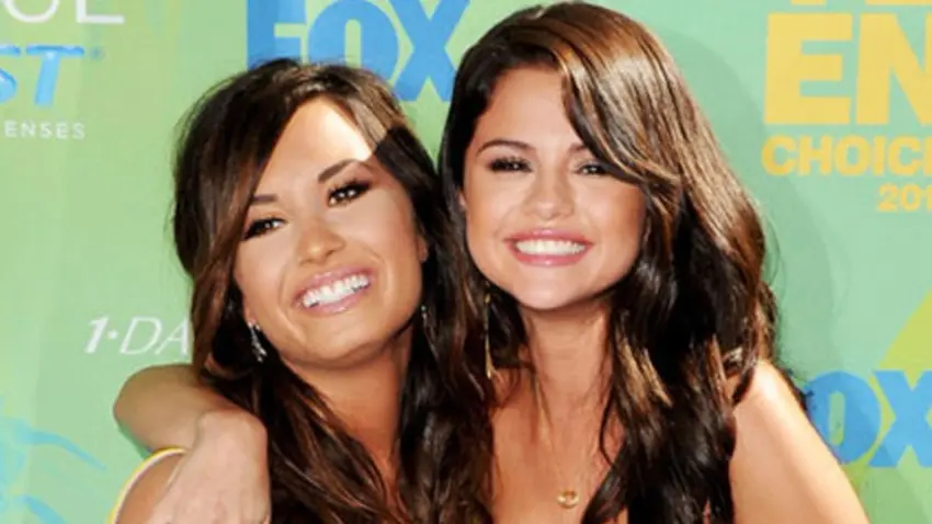 Selena Gomez ve Demi Lovato yıllar sonra buluştu! 17 yıl önceki pozlarını yeniden canlandırdılar - Fotoğraf 2