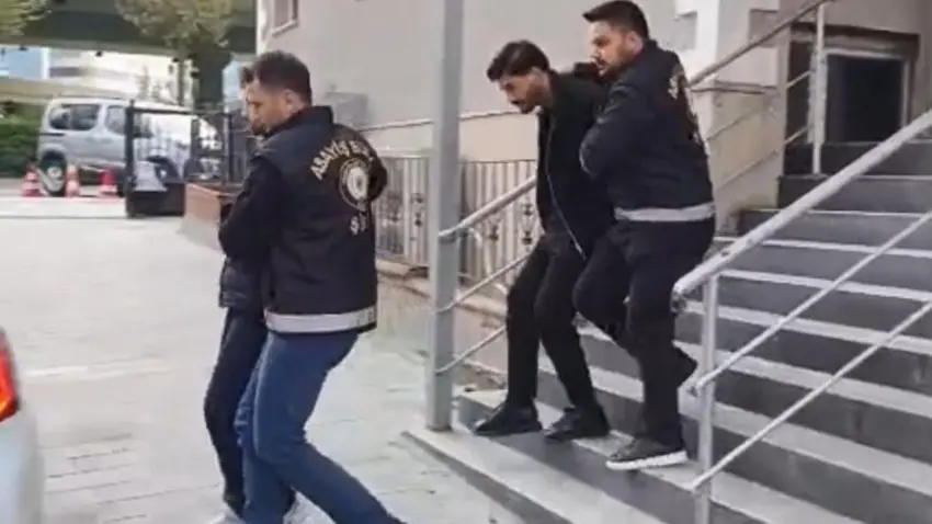 Taksim’de trafik kazası dehşeti: Sürücüyü alıkoyup gasp ettiler - Fotoğraf 1