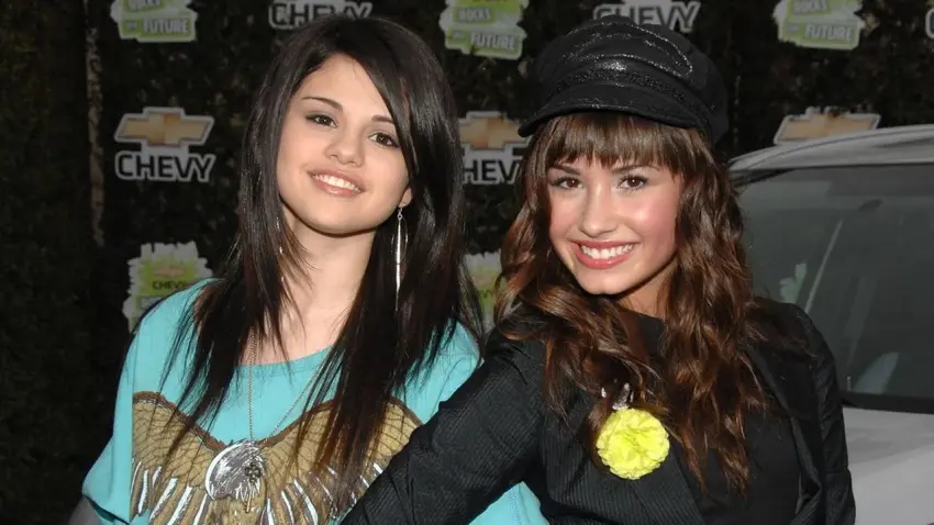 Selena Gomez ve Demi Lovato yıllar sonra buluştu! 17 yıl önceki pozlarını yeniden canlandırdılar - Fotoğraf 3