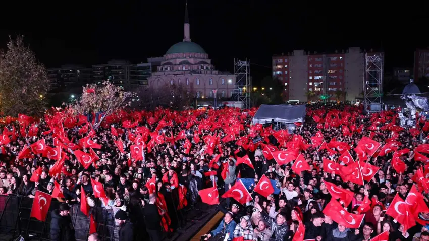 Menemen’de Cumhuriyet coşkusu: On binler BLOK3 konserinde buluştu haberinin görseli