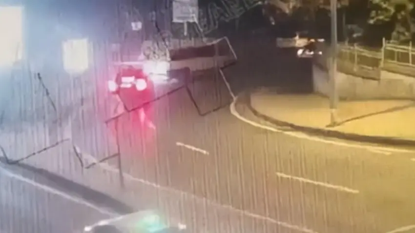 Taksim’de trafik kazası dehşeti: Sürücüyü alıkoyup gasp ettiler