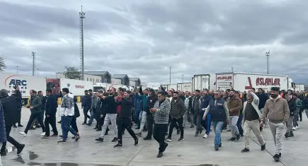 TIR şoförleri sınır kapılarında kontak kapattı: Schengen vizesi krizine Türkiye’den diplomatik müdahale