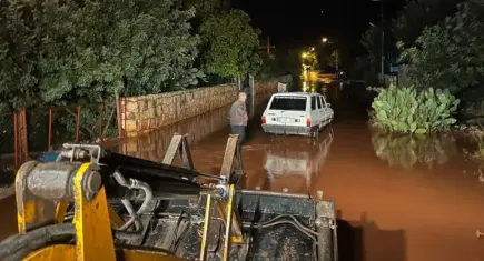 Türkiye kuvvetli sağanağa teslim: Kıyı Ege ve Akdeniz’i sel bastı