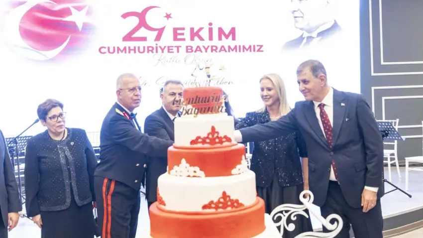İzmir’de Cumhuriyet’in 103’üncü yaşı resepsiyonla kutlandı - Fotoğraf 2