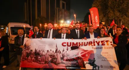 Buca’da Cumhuriyet coşkusu kortej ve konserlerle taçlandı