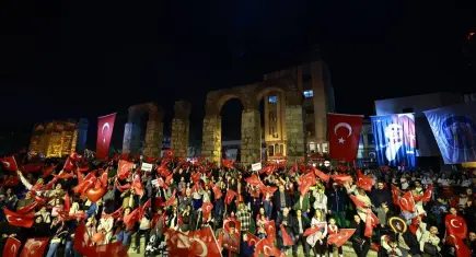 Efes Selçuk’ta Cumhuriyet coşkusu fener alayıyla sokaklara taştı