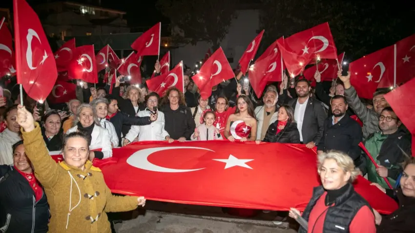 Güzelbahçe’de Cumhuriyet bayramı yürüyüş ve konserle taçlandı haberinin görseli