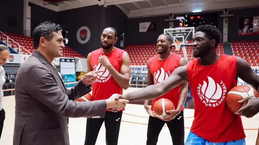 Başkan Serkan Acar’dan Aliağa Petkim Spor’a Anadolu Efes maçı öncesi moral ziyareti - Fotoğraf 1