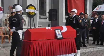 İzmir'de hayatını kaybeden polis memuru Süleyman Yalçın son yolculuğuna uğurlandı