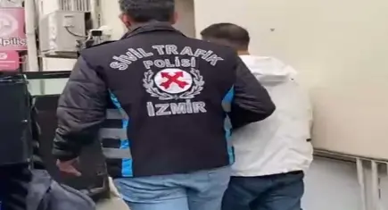 İzmir’de trafikte dehşet! Başka aracı takip edip önünü kesti: Ceza yağdı
