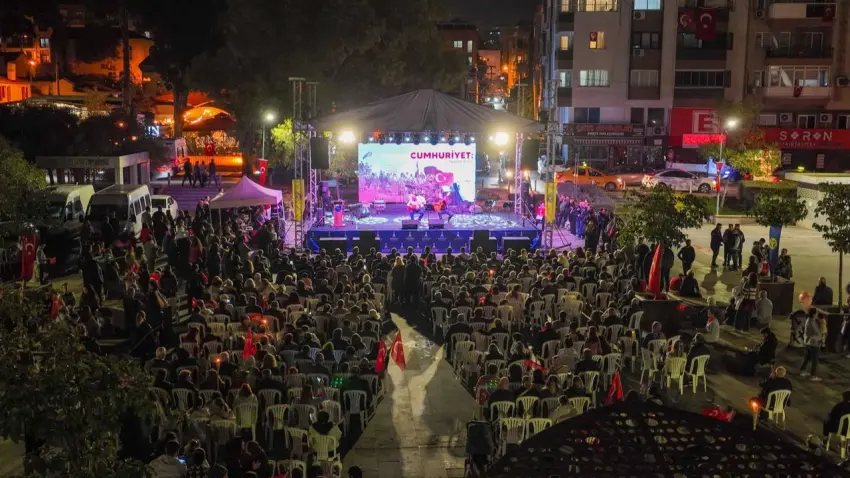 Buca’da Cumhuriyet coşkusu kortej ve konserlerle taçlandı - Fotoğraf 2