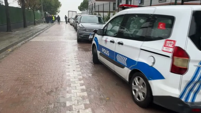 Okul önünde park kavgası kanlı bitti! Bekçi kendisini darbeden veliyi vurdu - Fotoğraf 1