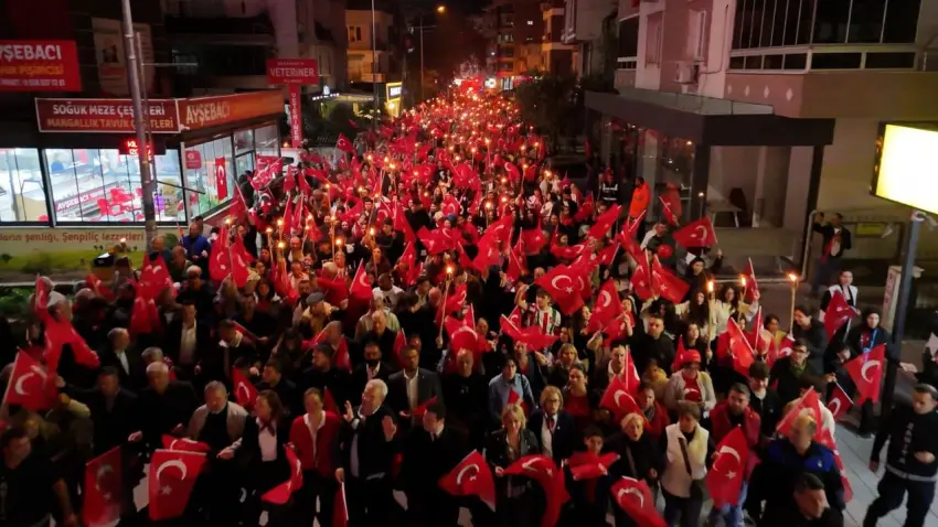 Torbalı’da Cumhuriyet coşkusu binlerce kişiyle sokaklara taştı - Fotoğraf 1