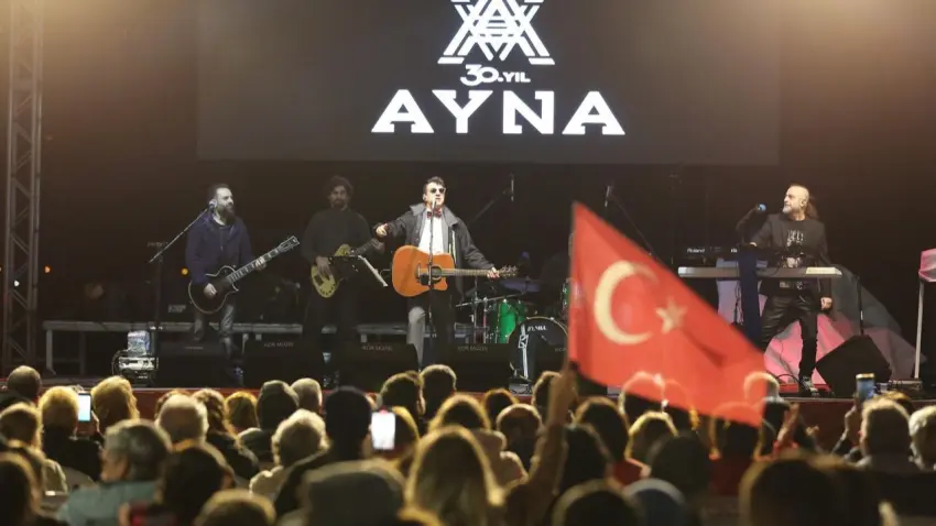 Dikili ve Çandarlı’da Cumhuriyet coşkusu meydanlara taştı - Fotoğraf 1