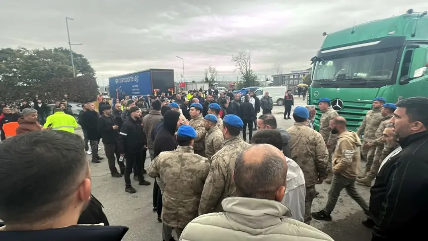 TIR şoförlerinin sınır kapılarındaki eylemi sona erdi! Avrupa'ya geçişler yeniden başladı - Fotoğraf 1
