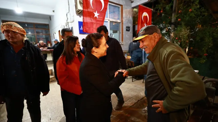 Efes Selçuk’ta Cumhuriyet coşkusu fener alayıyla sokaklara taştı - Fotoğraf 1