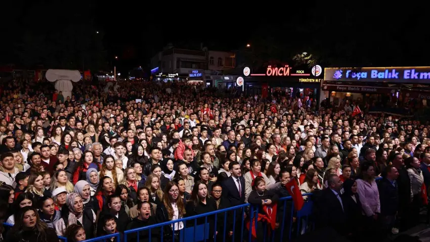Foça’da Cumhuriyet coşkusu Derya Bedavacı konseriyle taçlandı - Fotoğraf 3