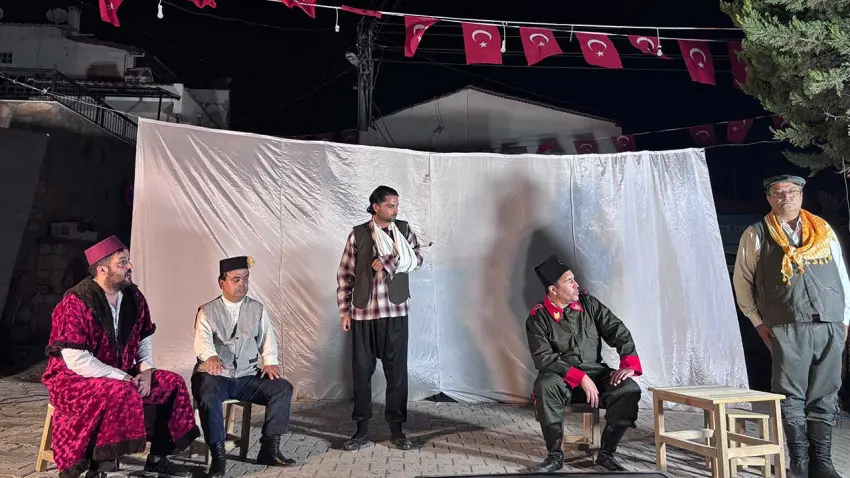 Bademler’de Cumhuriyet coşkusu 222 metrelik Türk bayrağıyla yaşandı - Fotoğraf 1